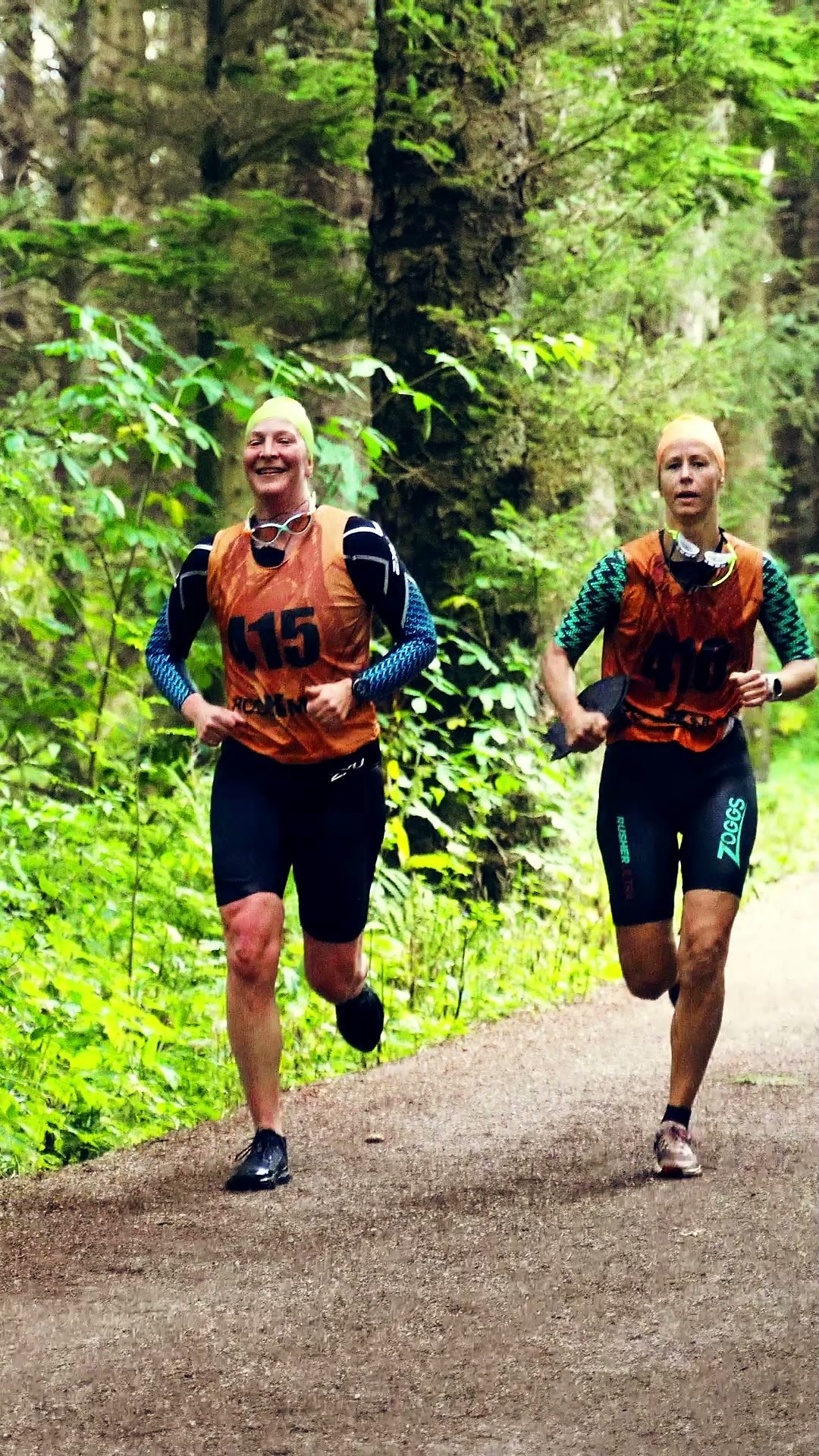 To swimrunnere på stien rundt Stokkavatnet