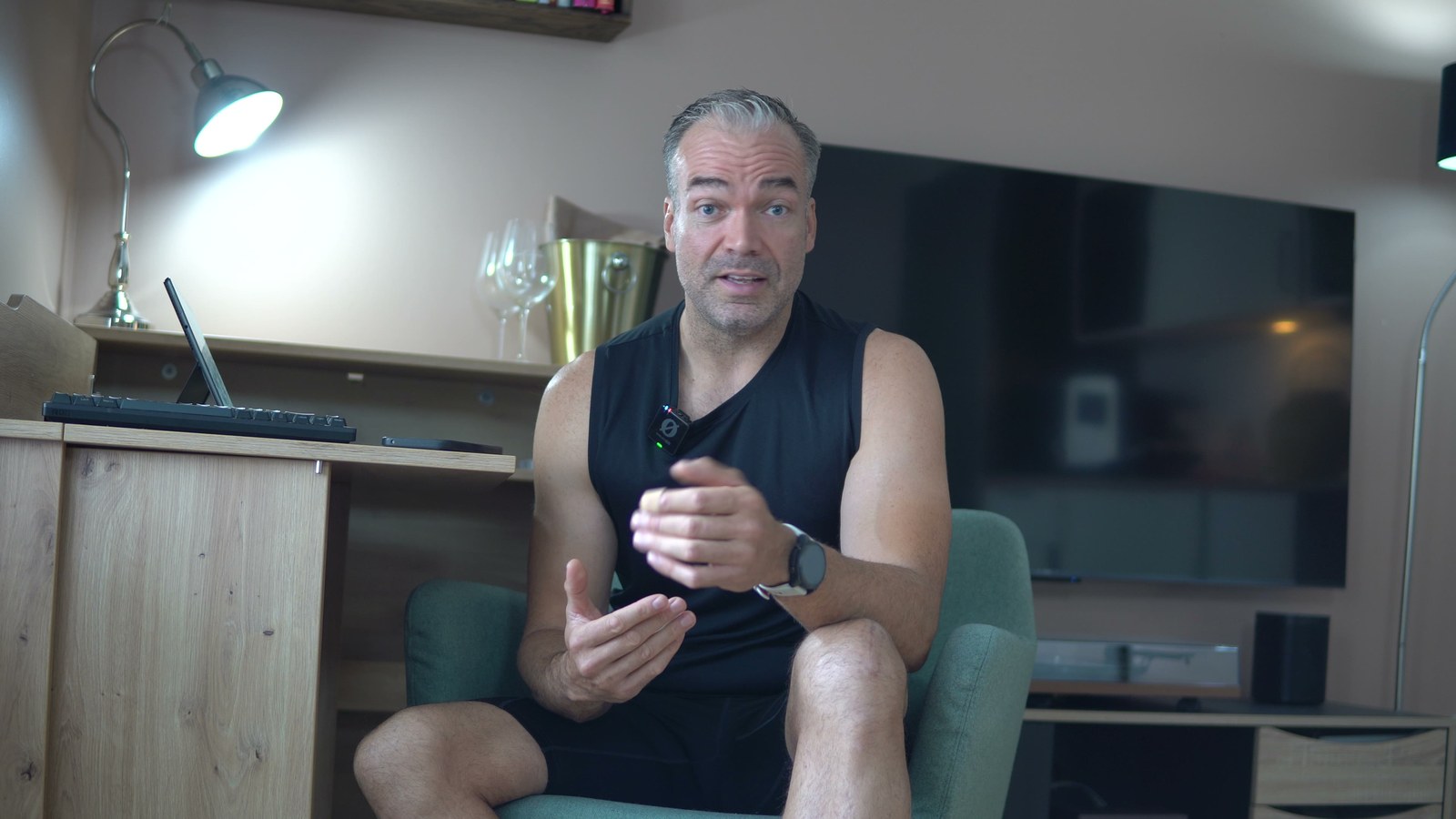 Loyd forteller hjemme i stua