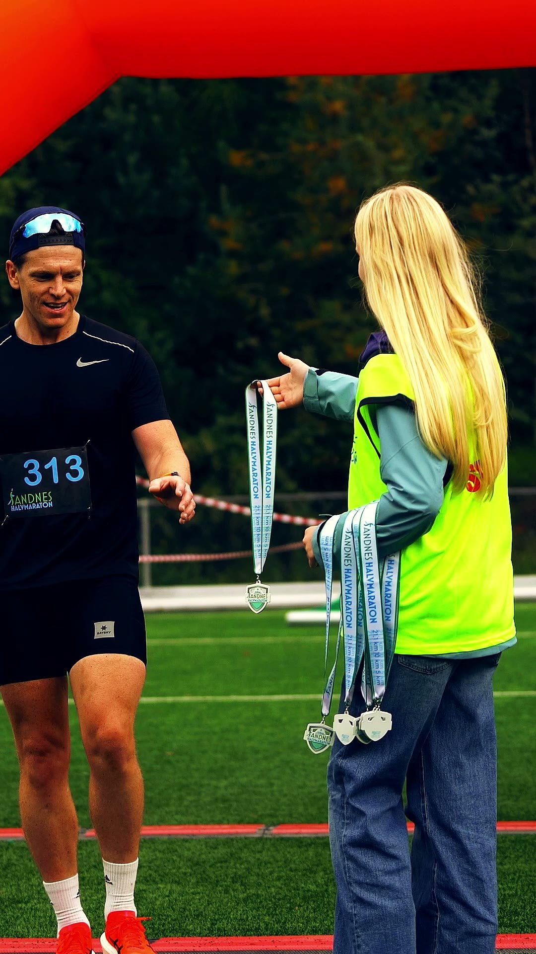 Målgang og medalje på Sandnes halvmaraton 2026