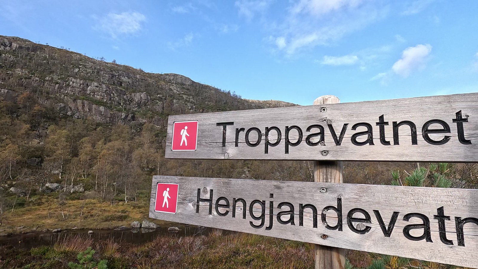 Skilt mot Troppavatnet og Hengjandevatnet
