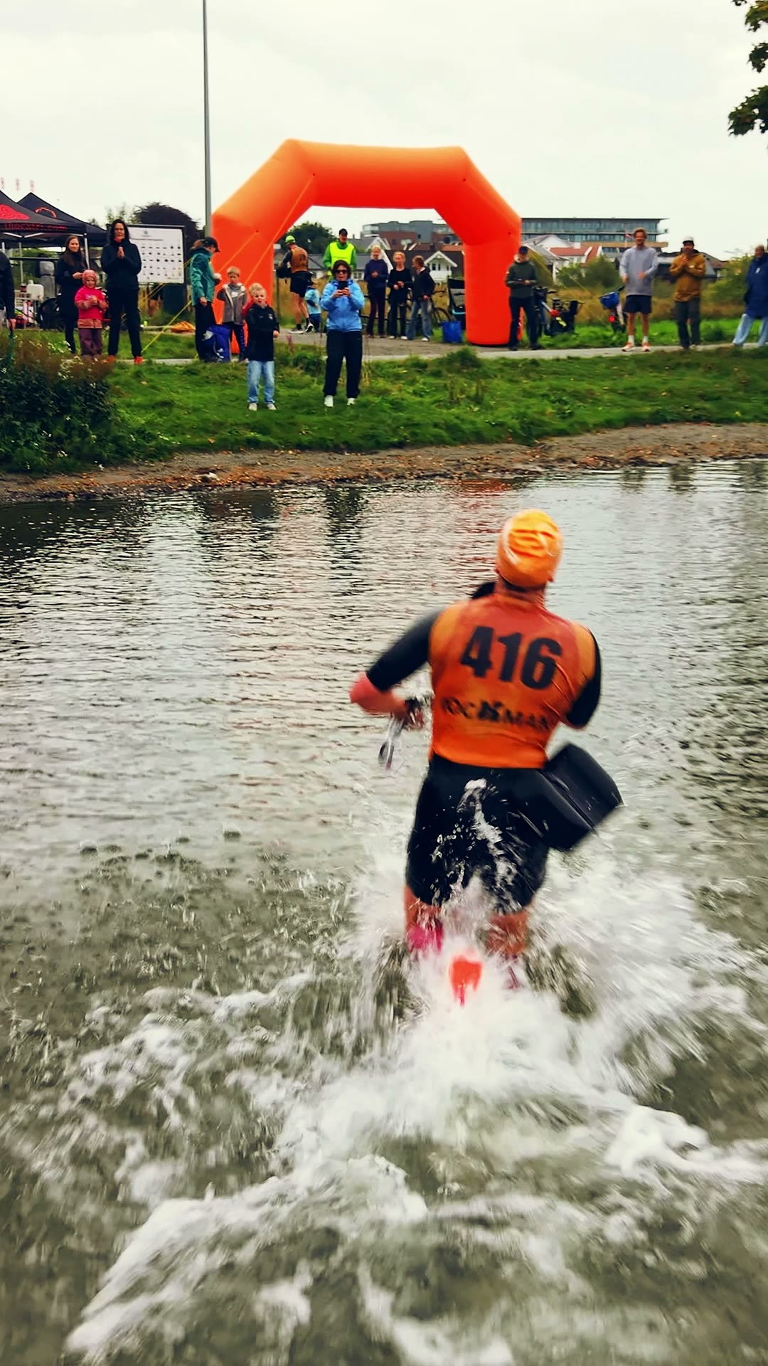 Deltaker på vei opp av Stokkavatnet under Stokkabouy Swimrun 2026