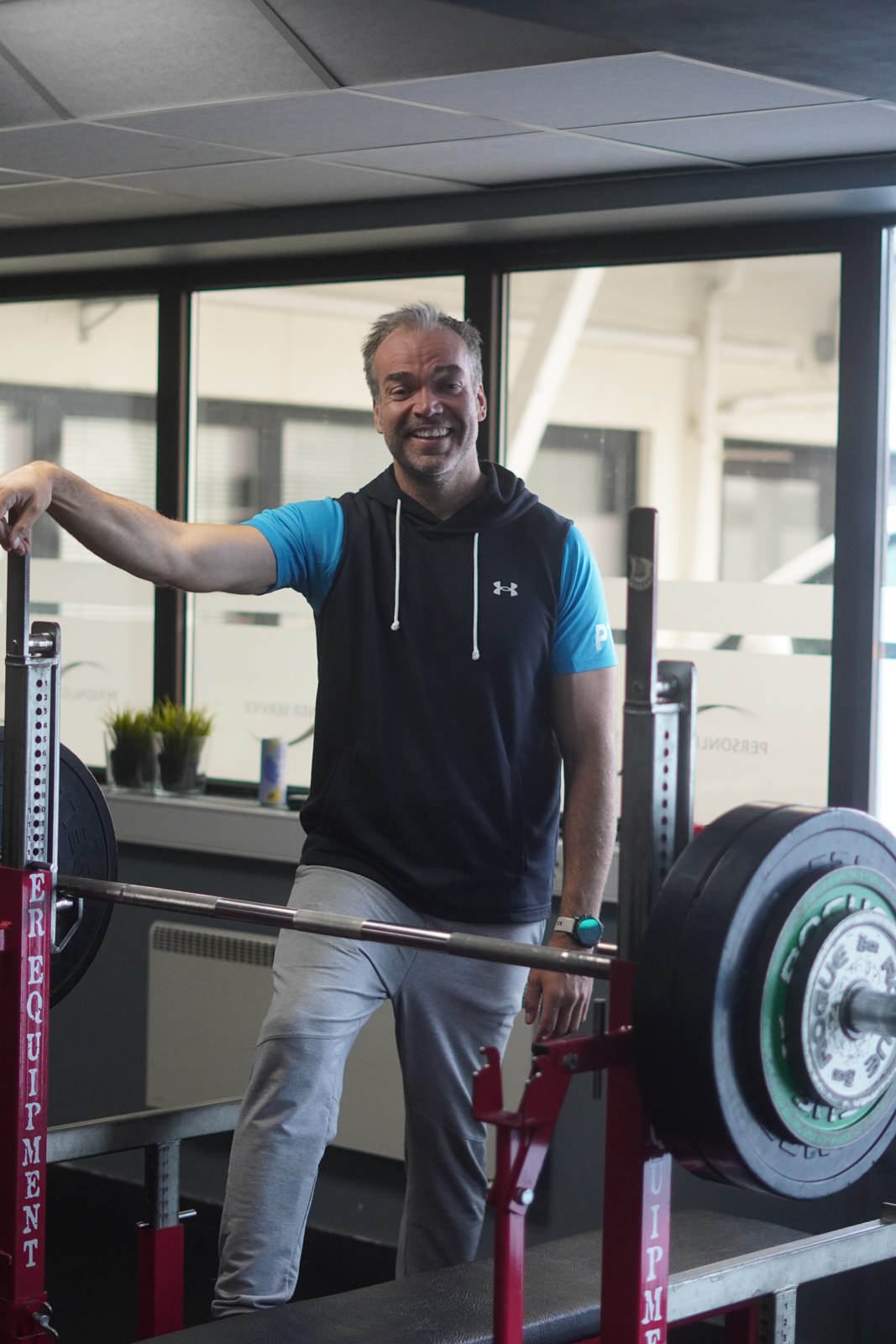 Coach Loyd i gymmen ved knebøystativet