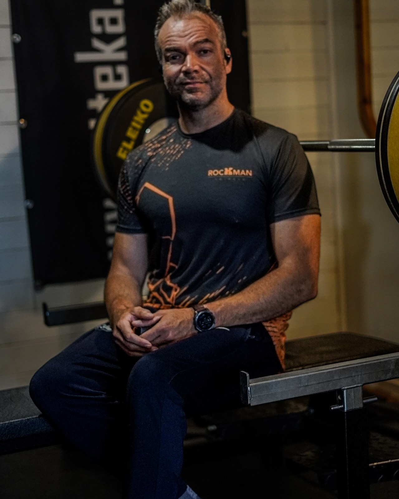 Coach Loyd sitter på benken i gymmen