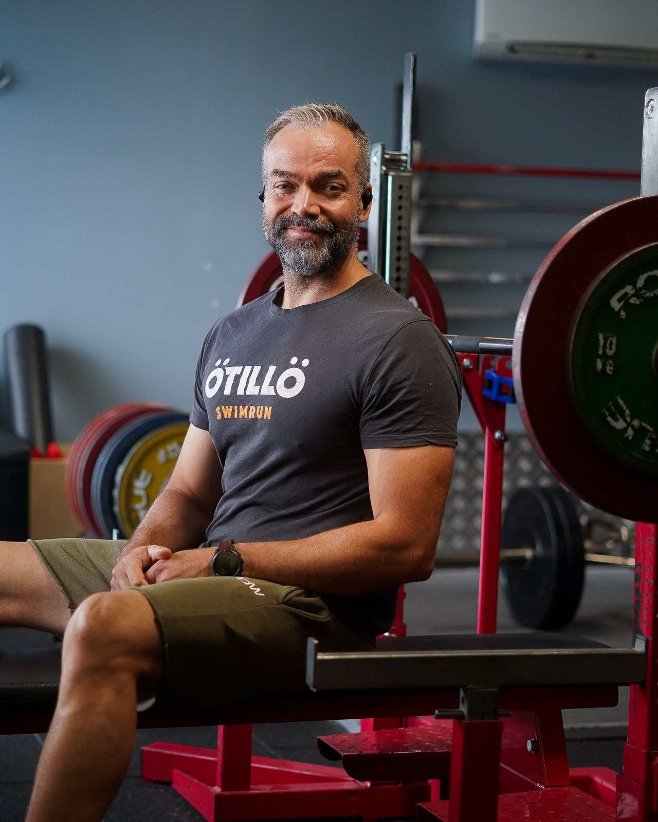Coach Loyd smiler på benken i gymmen