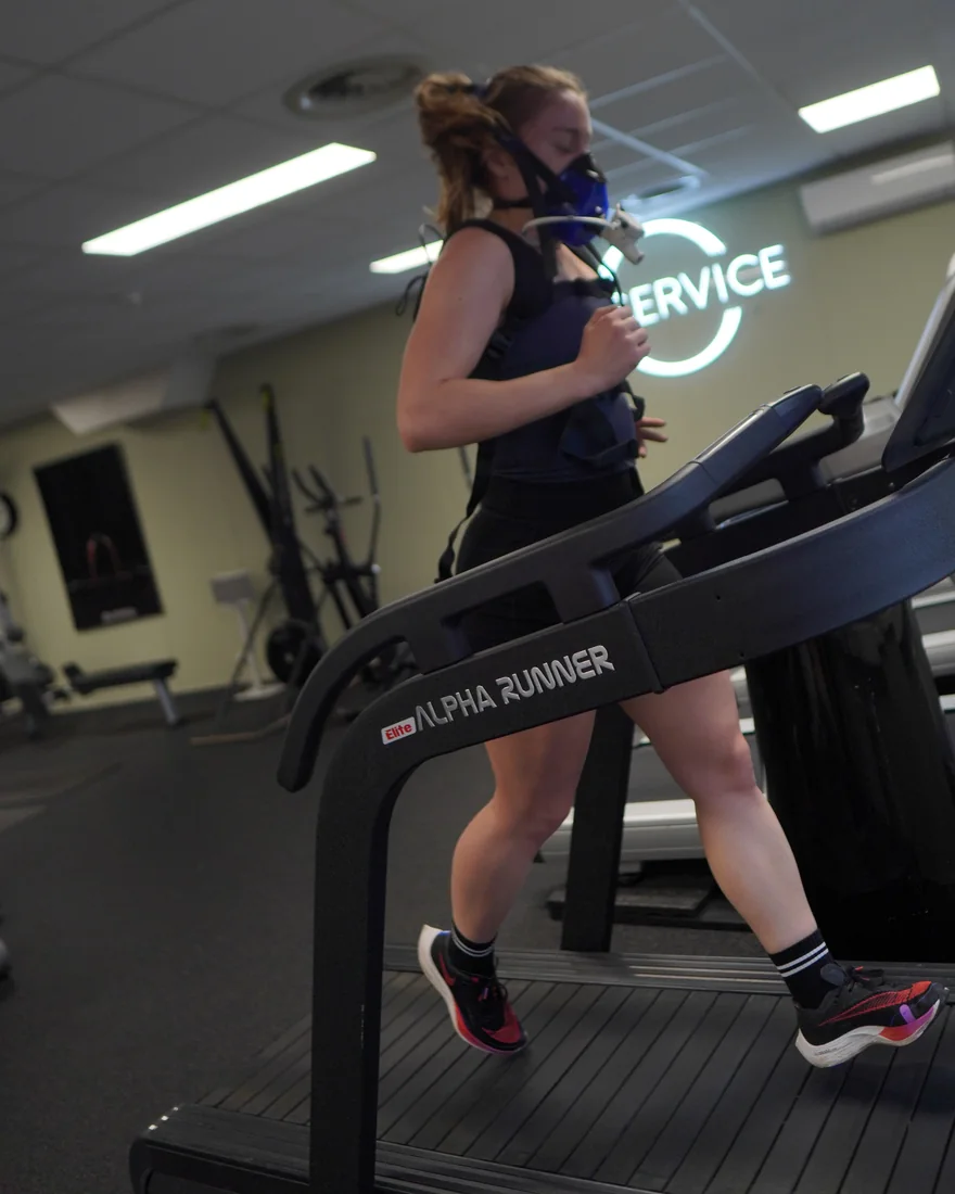 Kunde på tredemølla under en VO2max-test i Stavanger