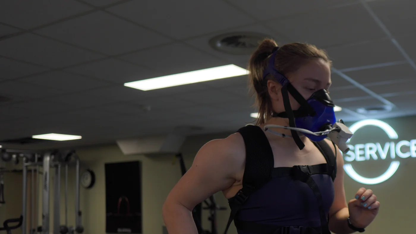 Kunde løper VO2max-test med PNOE-maske hos PT Service i Stavanger