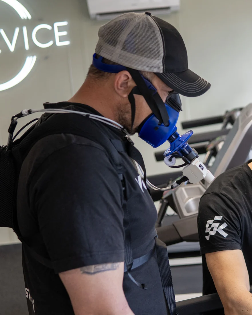 Kunde løper VO2max-test med PNOE-maske hos PT Service i Stavanger