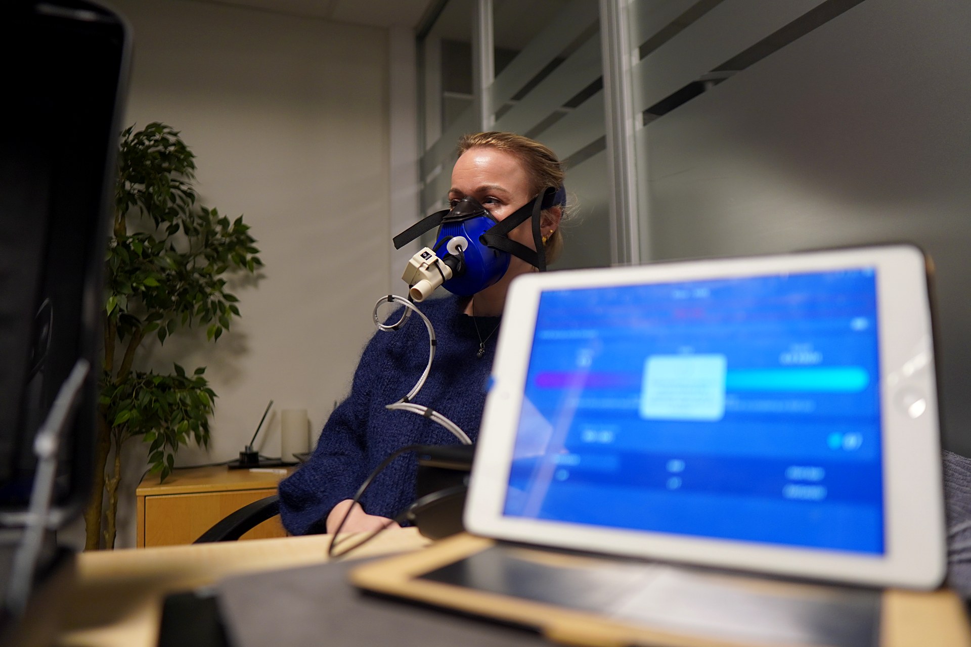 Kunde sitter i ro med PNOE-maske under en hvileforbrenningstest