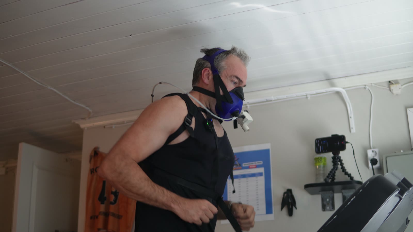 Coach Loyd løper på tredemølle med VO2-maske for å måle makspuls og terskler