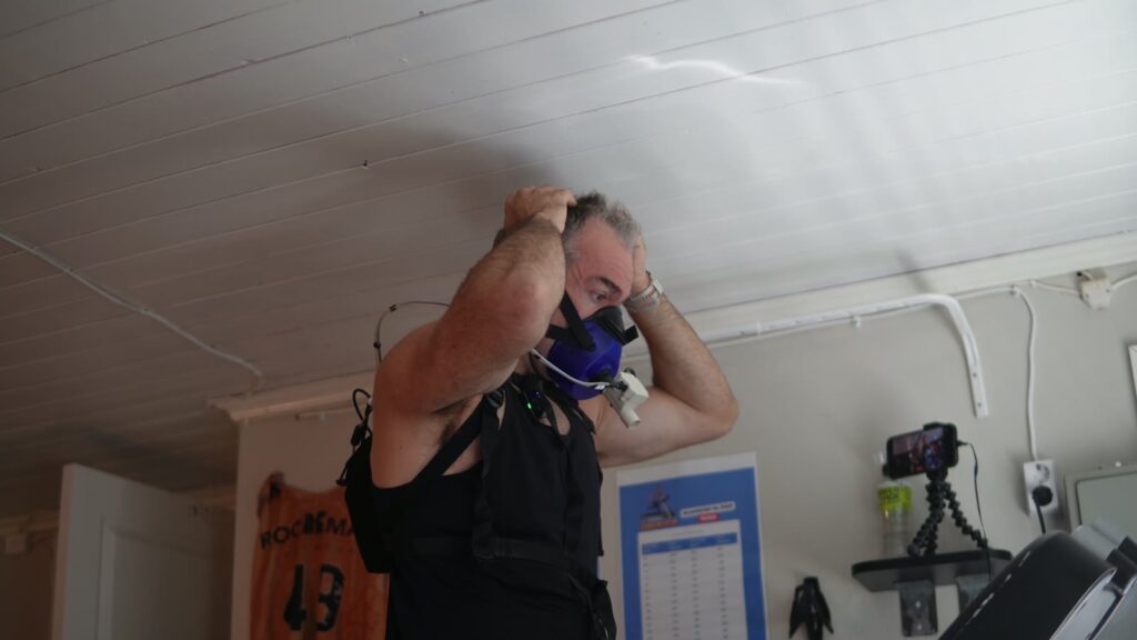 Coach Loyd tar på seg VO2-masken og pulsbeltet før en VO2max-test på tredemølle