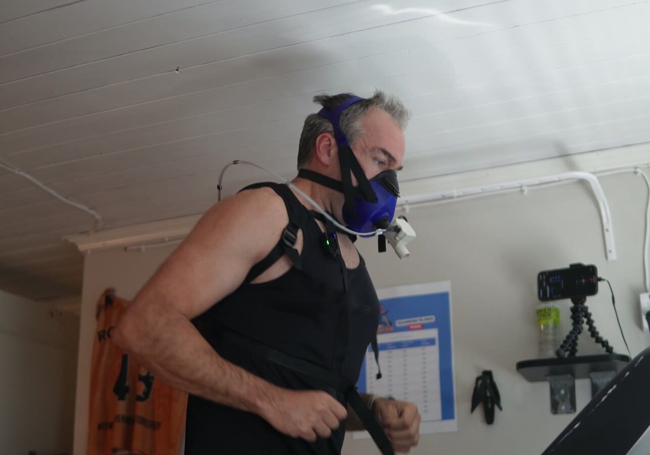 Coach Loyd løper på tredemølle med VO2-maske for å måle makspuls og terskler