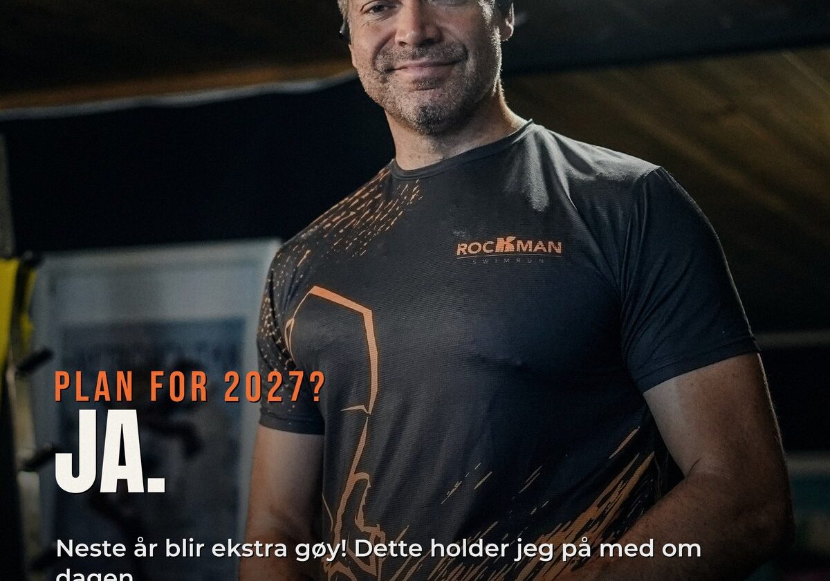 Coach Loyd i Rockman-t-skjorte, forsiden på Plan for 2027